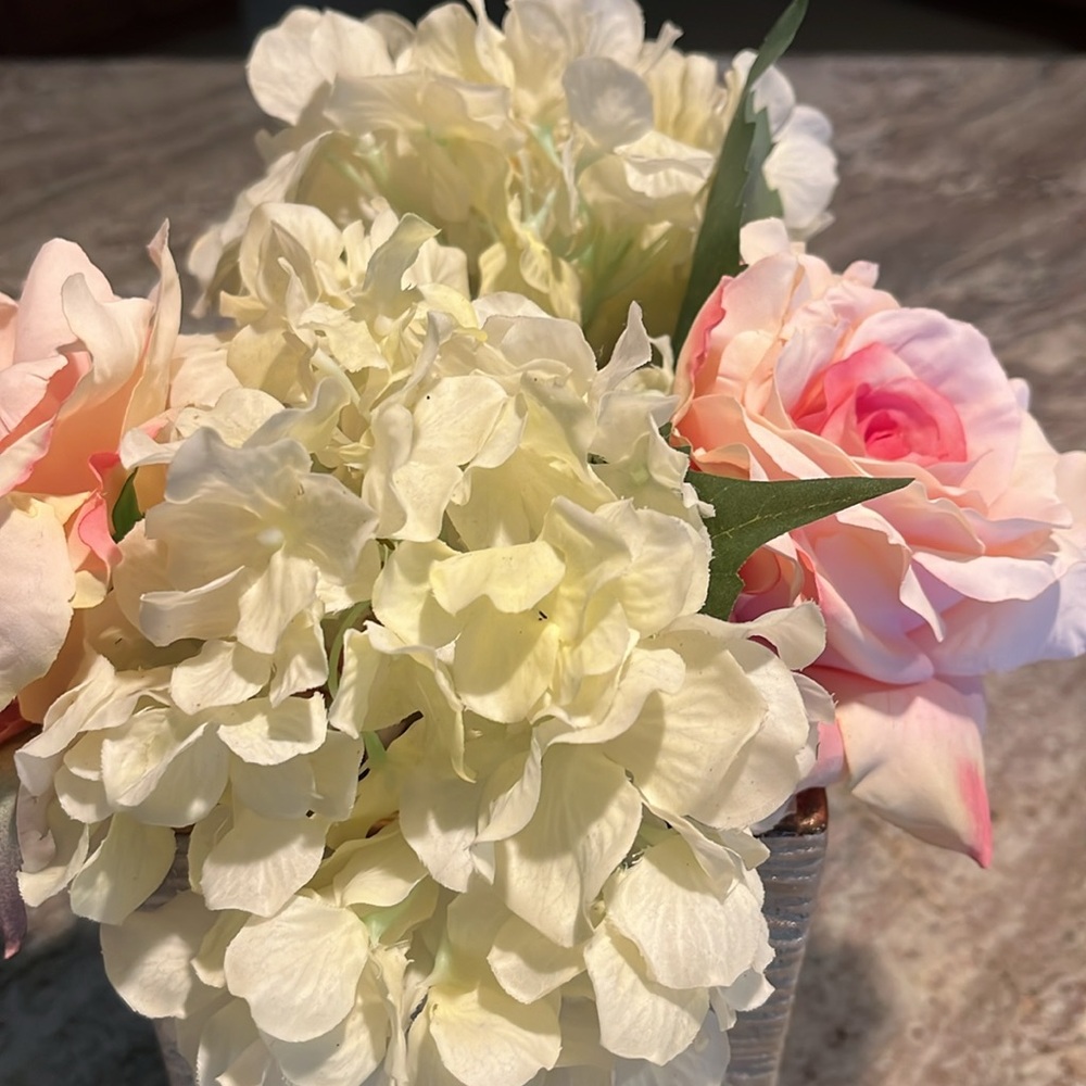 Gorgeous silk flower arrangement with vase. - Picture 4 of 7